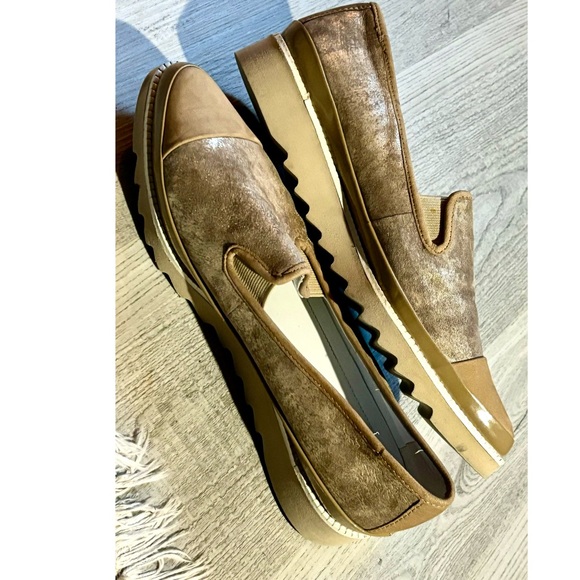 Donald J. Pliner loafer shoe in metallic gold leather with pointed toe - - Picture 5 of 10